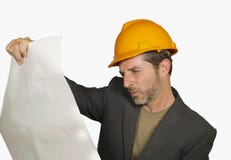 Korporacyjny portret młody przemysłowy inżynier lub architekt w zbawczym budowniczego hełmie sprawdza budynek atrakcyjny i pomyśl obrazy stock Korporacyjny portret młody przemysłowy inżynier lub architekt w zbawczym budowniczego hełmie sprawdza budynek atrakcyjny i pomyśl obrazy stock