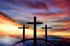 Kors för gud` s Ljus i mörk himmel bakgrundshimmeljesus religion arkivfoto Kors för gud` s Ljus i mörk himmel bakgrundshimmeljesus religion arkivfoto