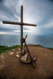 Kors och ankare på berget på bakgrunden av havet och himmel royaltyfri fotografi Kors och ankare på berget på bakgrunden av havet och himmel royaltyfri fotografi
