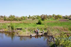 Korsa på ett trästakbåt-fartyg till och med flodsamaraen ukraine royaltyfri fotografi Korsa på ett trästakbåt-fartyg till och med flodsamaraen ukraine royaltyfri fotografi