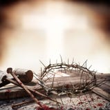 Korsfästelse av Jesus Christ - korset med den blodiga hammaren spikar och kronan royaltyfri fotografi Korsfästelse av Jesus Christ - korset med den blodiga hammaren spikar och kronan royaltyfri fotografi