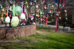 kort lyckliga easter Färgrika handgjorda påskägg dekorerade stadsgator och parkerar arkivbilder kort lyckliga easter Färgrika handgjorda påskägg dekorerade stadsgator och parkerar arkivbilder