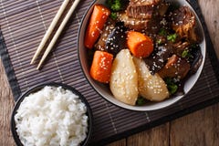 Korte Ribben van het Galbi jjim de Koreaanse Gesmoorde Rundvlees met rijstclose-up Ho stock foto's Korte Ribben van het Galbi jjim de Koreaanse Gesmoorde Rundvlees met rijstclose-up Ho stock foto's