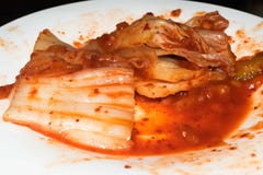Korzenna Kimchi sałatka na białym talerzu obraz royalty free Korzenna Kimchi sałatka na białym talerzu obraz royalty free