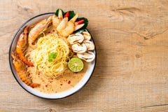 korzenny garnela spaghetti makaron (Tom Goong Yum zdjęcia royalty free korzenny garnela spaghetti makaron (Tom Goong Yum zdjęcia royalty free