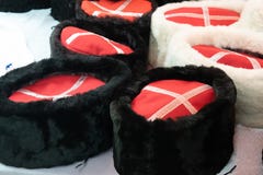 Kosakenkappen auf dem Zähler Traditionelle Kosakenkleidung stockbild Kosakenkappen auf dem Zähler Traditionelle Kosakenkleidung stockbild