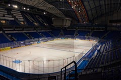 KOSICE, SISTANI †„KWIECIEŃ 29 2019: salowy widok Stalowy areny †„hokeja na lodzie stadium dokąd IIHF hokeja na lodzie Międzyn zdjęcia royalty free KOSICE, SISTANI †„KWIECIEŃ 29 2019: salowy widok Stalowy areny †„hokeja na lodzie stadium dokąd IIHF hokeja na lodzie Międzyn zdjęcia royalty free