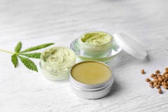 Kosmetik mit Hanfauszug stockfotos Kosmetik mit Hanfauszug stockfotos