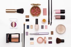 Kosmetische make-upborstel, gezichtspoeder, oogschaduw, nagellak, snoeischaar en andere toebehoren op witte hoogste mening als ac royalty-vrije stock fotografie Kosmetische make-upborstel, gezichtspoeder, oogschaduw, nagellak, snoeischaar en andere toebehoren op witte hoogste mening als ac royalty-vrije stock fotografie