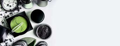 Kosmetischer Produktim gesichtsatz im schwarzen und braunen Verpacken Natürliche Kosmetik Moderne Hautpflege mit Augenklappe- und lizenzfreie stockbilder Kosmetischer Produktim gesichtsatz im schwarzen und braunen Verpacken Natürliche Kosmetik Moderne Hautpflege mit Augenklappe- und lizenzfreie stockbilder