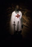 Kostuum van templar met zwaard in dark met steenachtergrond royalty-vrije stock afbeeldingen Kostuum van templar met zwaard in dark met steenachtergrond royalty-vrije stock afbeeldingen