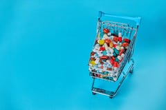 Kosz pigułki niebieska tła obrazy stock Kosz pigułki niebieska tła obrazy stock