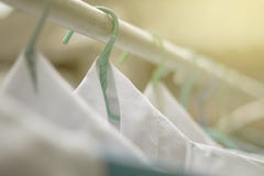 Koszula wiesza dalej na otwartym poręczu lub odziewają outdoors na pralnianym dniu zdjęcie stock Koszula wiesza dalej na otwartym poręczu lub odziewają outdoors na pralnianym dniu zdjęcie stock