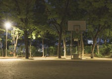 Koszykówka stojak i nieatutowy światło od streetlamp w plenerowym boisku w nocy zdjęcie stock Koszykówka stojak i nieatutowy światło od streetlamp w plenerowym boisku w nocy zdjęcie stock