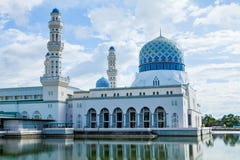 Kota Kinabalu City Mosque, Sabah, Borneo, Maleisië royalty-vrije stock afbeeldingen Kota Kinabalu City Mosque, Sabah, Borneo, Maleisië royalty-vrije stock afbeeldingen