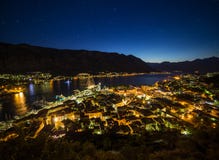 Kotor linia horyzontu przy nocą zdjęcia royalty free Kotor linia horyzontu przy nocą zdjęcia royalty free