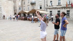 Kotor, Montenegro - 27 de junio de 2017 La gente joven lanza un abejón en la parte histórica de la ciudad vieja Abejón que vuela almacen de metraje de vídeo Kotor, Montenegro - 27 de junio de 2017 La gente joven lanza un abejón en la parte histórica de la ciudad vieja Abejón que vuela almacen de metraje de vídeo