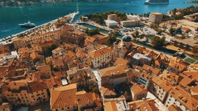 Kotor, Montenegro Lanzamiento aéreo del abejón de la ciudad vieja por el mar y las montañas metrajes Kotor, Montenegro Lanzamiento aéreo del abejón de la ciudad vieja por el mar y las montañas metrajes
