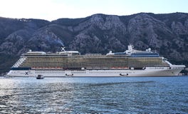 Kotor, Montenegro, 17 November 2018 Passagiers die de Beroemdheidsverduistering reboarding royalty-vrije stock foto's Kotor, Montenegro, 17 November 2018 Passagiers die de Beroemdheidsverduistering reboarding royalty-vrije stock foto's