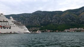 Kotor, Μαυροβούνιο - 28 Ιουνίου 2017 Μεγάλο κρουαζιερόπλοιο Silversea που μένει στον κόλπο Μαυροβούνιο, αναμονή Kotor λιμένων σκα απόθεμα βίντεο Kotor, Μαυροβούνιο - 28 Ιουνίου 2017 Μεγάλο κρουαζιερόπλοιο Silversea που μένει στον κόλπο Μαυροβούνιο, αναμονή Kotor λιμένων σκα απόθεμα βίντεο