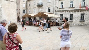 Kotor, Μαυροβούνιο - 27 Ιουνίου 2017 Οι νέοι προωθούν έναν κηφήνα στο ιστορικό μέρος της παλαιάς πόλης Πέταγμα κηφήνων υψηλό φιλμ μικρού μήκους Kotor, Μαυροβούνιο - 27 Ιουνίου 2017 Οι νέοι προωθούν έναν κηφήνα στο ιστορικό μέρος της παλαιάς πόλης Πέταγμα κηφήνων υψηλό φιλμ μικρού μήκους