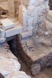 KOURION, CYPRUS/GREECE - 24-ОЕ ИЮЛЯ: Ванны около виска Apol стоковое изображение KOURION, CYPRUS/GREECE - 24-ОЕ ИЮЛЯ: Ванны около виска Apol стоковое изображение