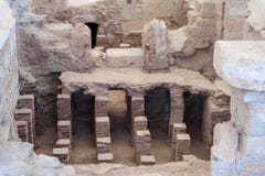KOURION, CYPRUS/GREECE - 24-ОЕ ИЮЛЯ: Ванны около виска Apol стоковые фото KOURION, CYPRUS/GREECE - 24-ОЕ ИЮЛЯ: Ванны около виска Apol стоковые фото