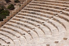 KOURION, CYPRUS/GREECE - 24-ОЕ ИЮЛЯ: Восстановленное ampitheatre в стоковое фото rf KOURION, CYPRUS/GREECE - 24-ОЕ ИЮЛЯ: Восстановленное ampitheatre в стоковое фото rf