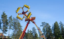 Kouvola Finland 1 Juli 2015 - rida öglaskämpen i rörelse i nöjesfältet Tykkimaki Fotografering för Bildbyråer Kouvola Finland 1 Juli 2015 - rida öglaskämpen i rörelse i nöjesfältet Tykkimaki Fotografering för Bildbyråer