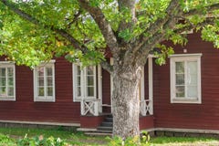 KOUVOLA, FINLAND - SEPTEMBER 20, 2018: Mooi rood oud blokhuis en grote boom op het grondgebied van Anjala-manor stock afbeeldingen KOUVOLA, FINLAND - SEPTEMBER 20, 2018: Mooi rood oud blokhuis en grote boom op het grondgebied van Anjala-manor stock afbeeldingen