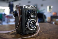 KOUVOLA, FINNLAND - 1. NOVEMBER 2018: Weinlesedoppellinsenkamera Lubitel auf dem Tisch lizenzfreies stockfoto KOUVOLA, FINNLAND - 1. NOVEMBER 2018: Weinlesedoppellinsenkamera Lubitel auf dem Tisch lizenzfreies stockfoto