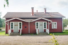 KOUVOLA, ФИНЛЯНДИЯ - 20-ОЕ СЕНТЯБРЯ 2018: Красивый красный старый деревянный дом на территории поместья Anjala стоковое изображение rf KOUVOLA, ФИНЛЯНДИЯ - 20-ОЕ СЕНТЯБРЯ 2018: Красивый красный старый деревянный дом на территории поместья Anjala стоковое изображение rf