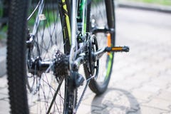 Koła, następy, bicyklu łańcuch, mechanizm zmiana prędkości nowożytny halny bicykl Selekcyjna ostro?? z bliska zdjęcie royalty free Koła, następy, bicyklu łańcuch, mechanizm zmiana prędkości nowożytny halny bicykl Selekcyjna ostro?? z bliska zdjęcie royalty free