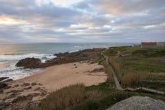 Kościół i plaża pod chmurami zmierzch fotografia stock Kościół i plaża pod chmurami zmierzch fotografia stock
