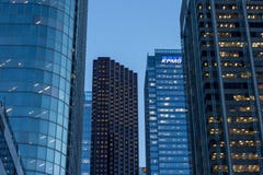 KPMG logo na ich głównym biurze dla Kanada w Toronto, Ontario, przy nocą, otaczającą innymi drapaczami chmur fotografia royalty free KPMG logo na ich głównym biurze dla Kanada w Toronto, Ontario, przy nocą, otaczającą innymi drapaczami chmur fotografia royalty free