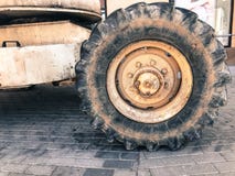 Krachtige grote wielen met loopvlak en banden van off-road bouwmateriaal, tractoren, auto's royalty-vrije stock foto Krachtige grote wielen met loopvlak en banden van off-road bouwmateriaal, tractoren, auto's royalty-vrije stock foto
