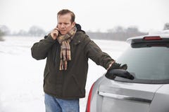 Kraftfahrer aufgegliedert in Snowy-Landschaft lizenzfreies stockfoto Kraftfahrer aufgegliedert in Snowy-Landschaft lizenzfreies stockfoto