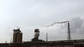 Kraftverk som röker på molnig himmel stock video Kraftverk som röker på molnig himmel stock video