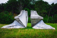 Kragujevac, Serbia - 17 Lipiec, 2016: Chrystal kwiatu zabytek w Sumarice Memorial Park blisko Kragujevac w Serbia obrazy stock Kragujevac, Serbia - 17 Lipiec, 2016: Chrystal kwiatu zabytek w Sumarice Memorial Park blisko Kragujevac w Serbia obrazy stock