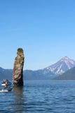 Krai της Ρωσίας, Kamchatka - 31 Αυγούστου 2018: Δύσκολος σκόπελος στα νερά του Ειρηνικού Ωκεανού από την ακτή Kamchatka στοκ εικόνες Krai της Ρωσίας, Kamchatka - 31 Αυγούστου 2018: Δύσκολος σκόπελος στα νερά του Ειρηνικού Ωκεανού από την ακτή Kamchatka στοκ εικόνες