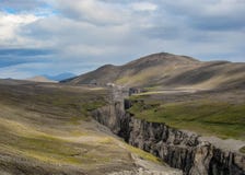 Krajobraz góry zakrywać z icelandic mech i głębokim wąwozem, średniogórza Iceland, Europa fotografia royalty free Krajobraz góry zakrywać z icelandic mech i głębokim wąwozem, średniogórza Iceland, Europa fotografia royalty free