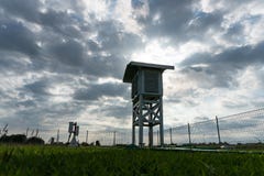 Krajobraz Meteorologiczny ogr?d w ranku gdy niebo folowa? popielatego cumulus i chmur pierzastych chmury z pi?knym promieniem ?wi zdjęcia royalty free Krajobraz Meteorologiczny ogr?d w ranku gdy niebo folowa? popielatego cumulus i chmur pierzastych chmury z pi?knym promieniem ?wi zdjęcia royalty free