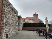 Krakau/Polen - Maart 23 2018: Een koffie op het grondgebied van het Wawel-Kasteel De torens en de muren van het kasteel stock foto's Krakau/Polen - Maart 23 2018: Een koffie op het grondgebied van het Wawel-Kasteel De torens en de muren van het kasteel stock foto's