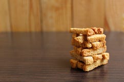 krakers piwny crispy brogujący w stosie fotografia stock krakers piwny crispy brogujący w stosie fotografia stock