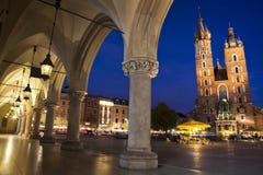 Krakow głównego placu nocy widok zdjęcia stock Krakow głównego placu nocy widok zdjęcia stock