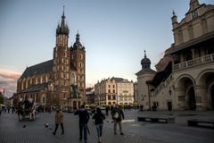 10 05 Kraków 2015 Polonia - iglesia St Mary y ciudad principal de la plaza del mercado de Pasillo del paño foto de archivo libre de regalías 10 05 Kraków 2015 Polonia - iglesia St Mary y ciudad principal de la plaza del mercado de Pasillo del paño foto de archivo libre de regalías