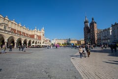 Kraków, Polonia 01/10/2017 persona que camina en la plaza principal al lado del santo Mary Cathedral imagen de archivo libre de regalías Kraków, Polonia 01/10/2017 persona que camina en la plaza principal al lado del santo Mary Cathedral imagen de archivo libre de regalías