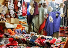 Kram z kolorowy woolen odziewa przy Ryskim boże narodzenie rynkiem Zdjęcia Stock Kram z kolorowy woolen odziewa przy Ryskim boże narodzenie rynkiem Zdjęcia Stock