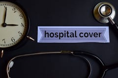 Krankenhaus-Abdeckung auf dem Druckpapier mit Gesundheitswesen-Konzept-Inspiration Wecker, schwarzes Stethoskop lizenzfreie stockfotos Krankenhaus-Abdeckung auf dem Druckpapier mit Gesundheitswesen-Konzept-Inspiration Wecker, schwarzes Stethoskop lizenzfreie stockfotos