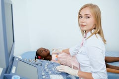 Krankenschwester, die Kamera in Doktorbüro betrachtend arbeitet stockfoto Krankenschwester, die Kamera in Doktorbüro betrachtend arbeitet stockfoto